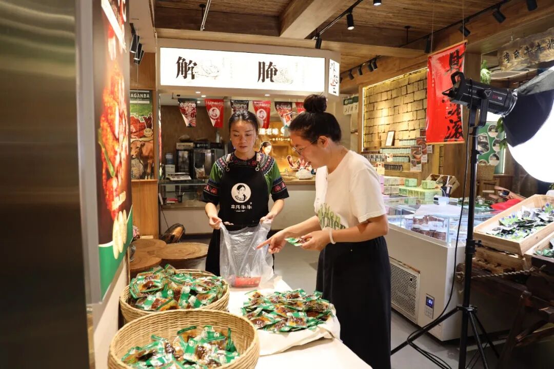 不时有顾客进店选购牛肉产品 邓娇 摄 (2).JPG